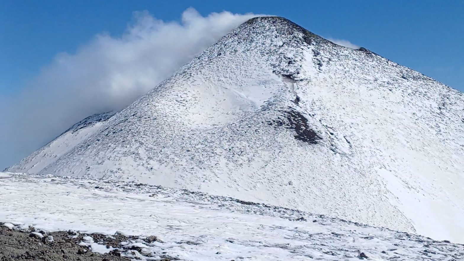 Aktívna Etna chrlí dym.