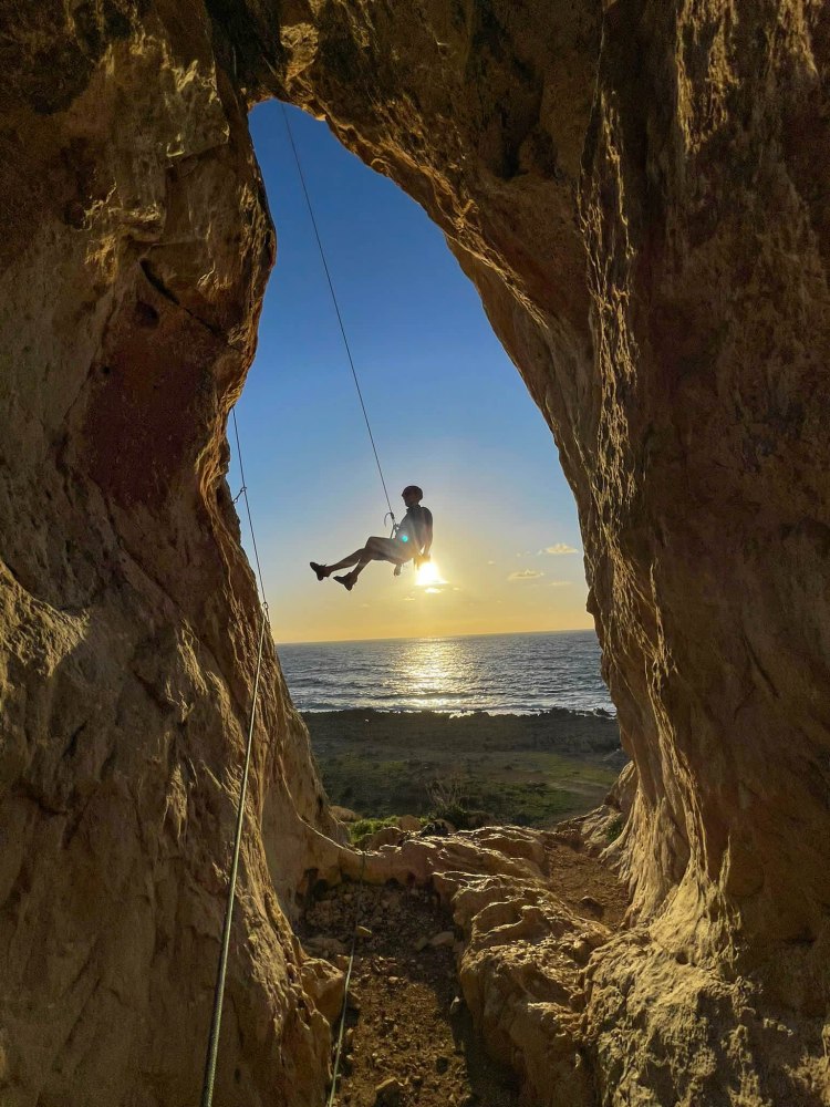 Lezec na lane v jaskyni 