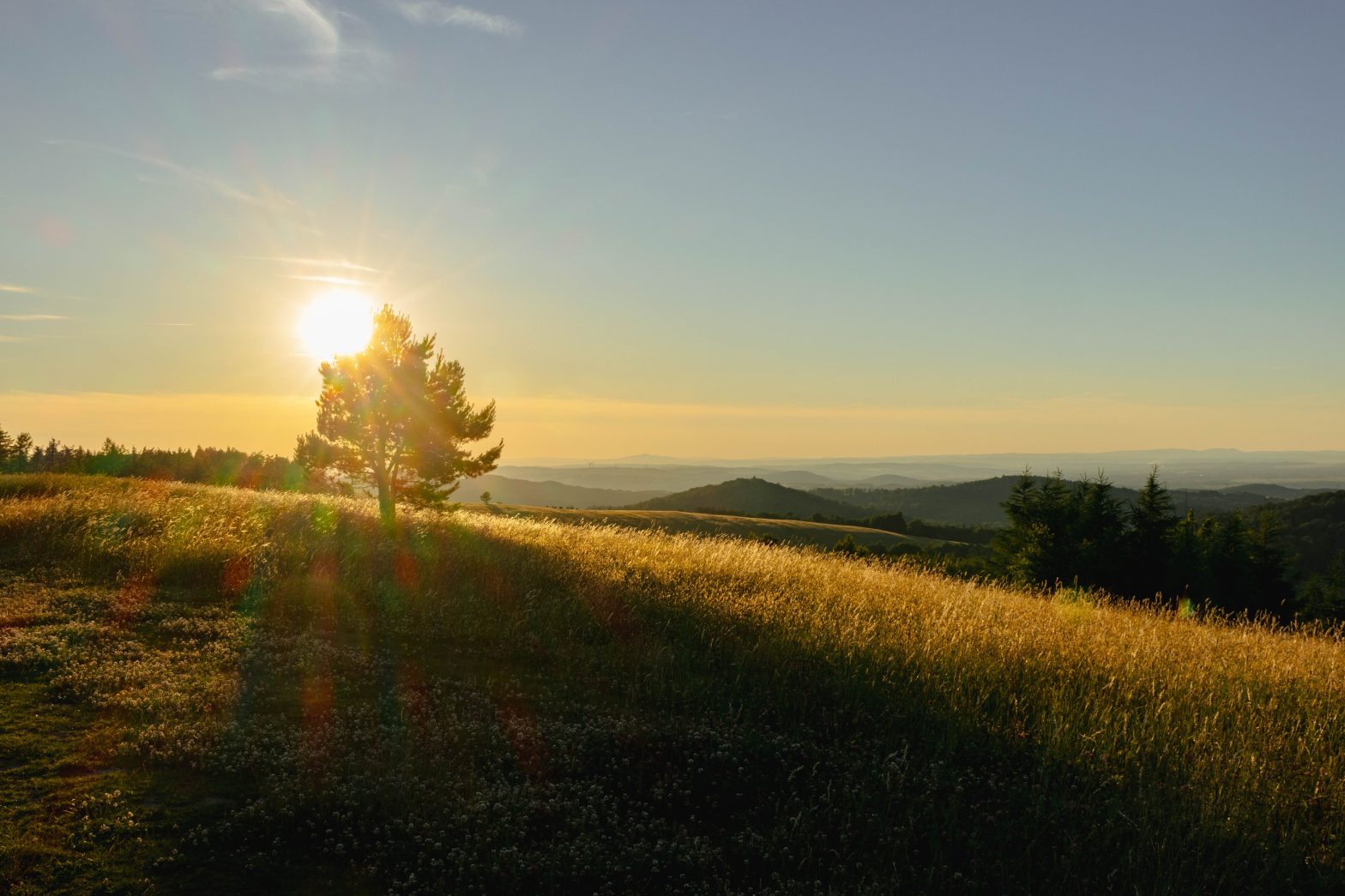 Zapadajúce slnko na poli. Východ Slovenska.