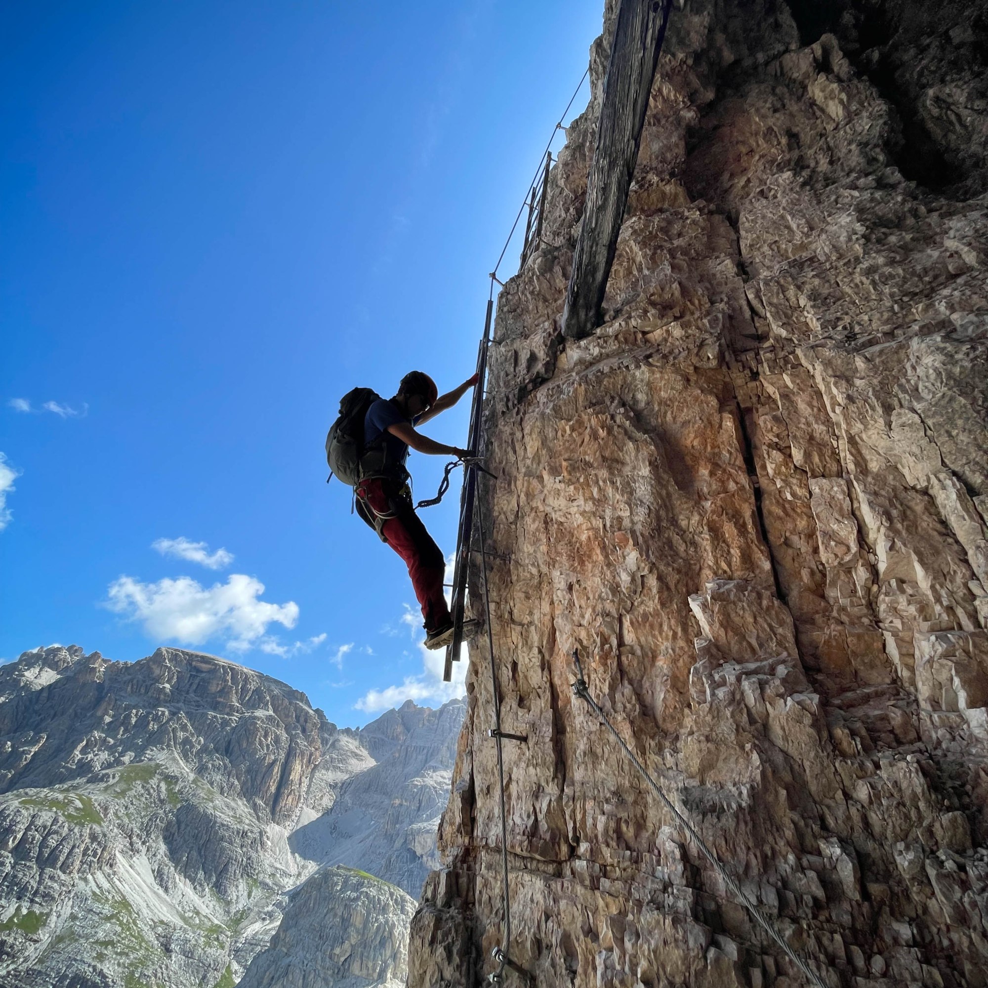 Fotka lrzca na rebríku ferraty Toblinger Knotten