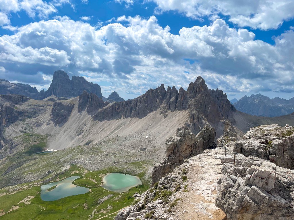 Výhľad na vrchole Ferraty Toblinger Knotten, smerom na plesá.