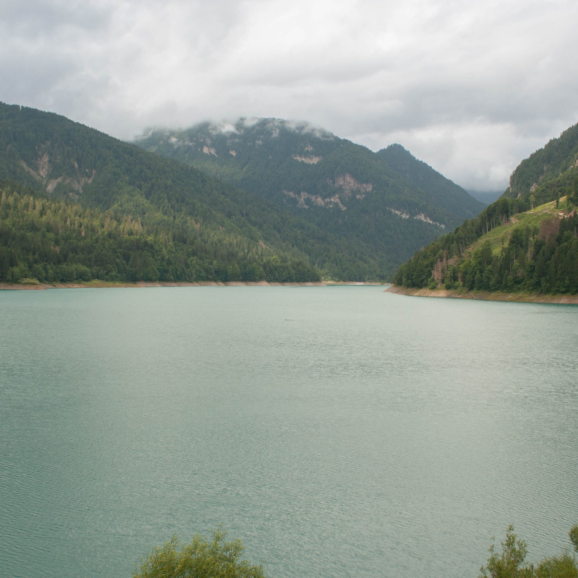 Lago di Auronzo z mosta pri oblakoch.
