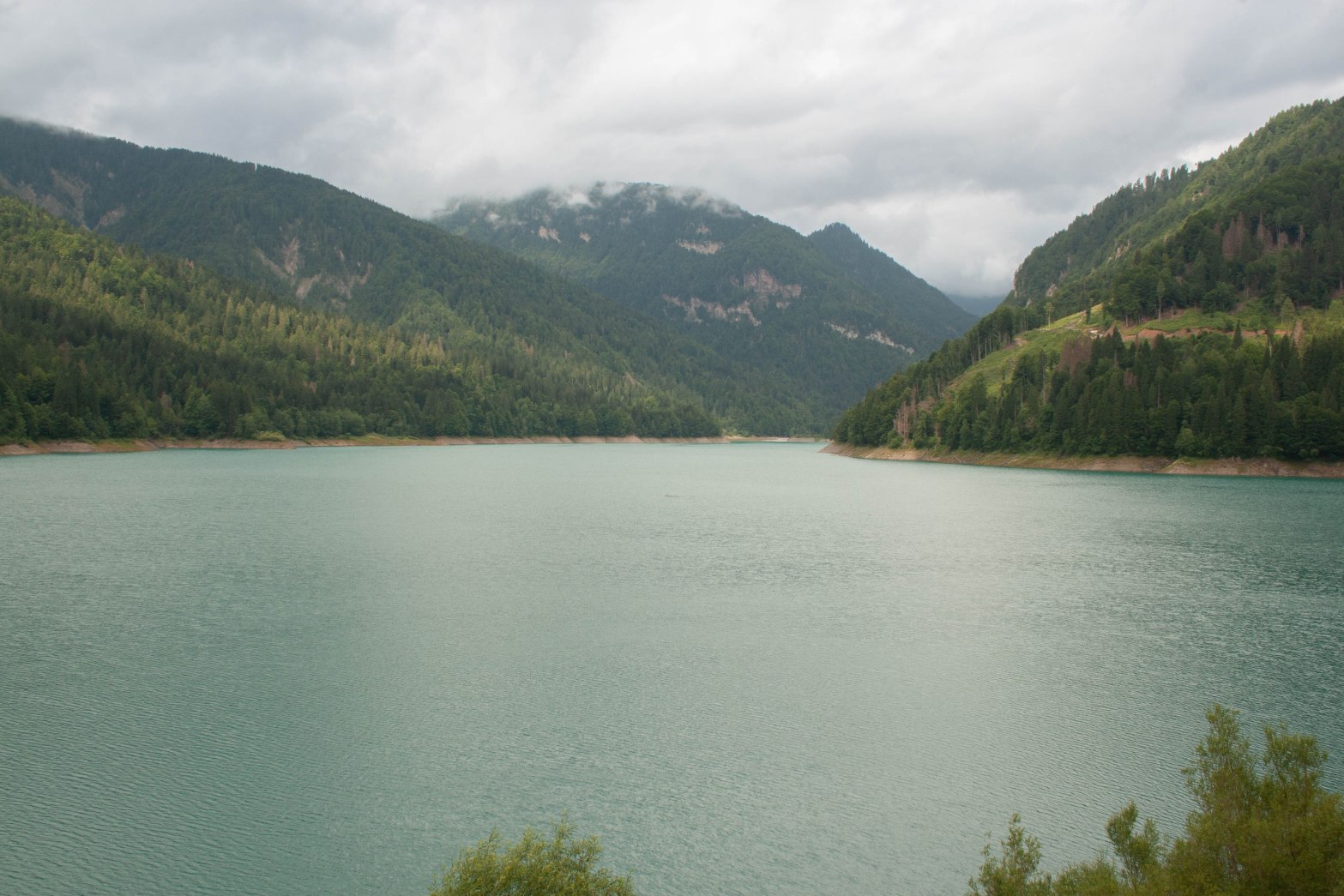 Lago di Auronzo z mosta pri oblakoch.