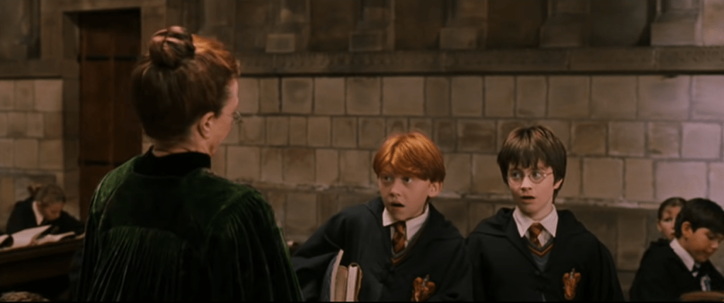 Harry a Ron meškajú na hodinu.